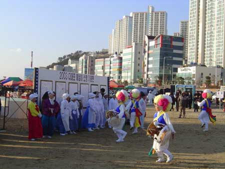 묵은 해를 보내고 새해를 맞는 길놀이, 흥겨운 풍악소리 속에 신구가 바뀐다. 